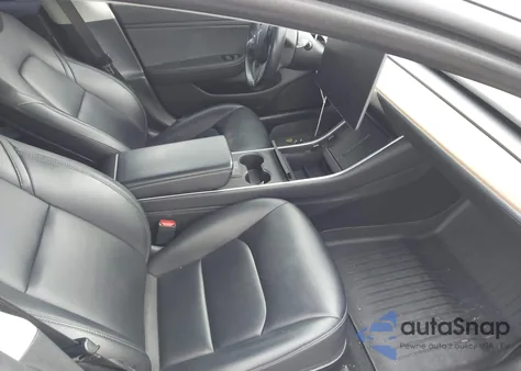 2019 Tesla Model 3 Long Range/Performance z USA, uszkodzony, nr VIN 5YJ3E1EB0KF211718